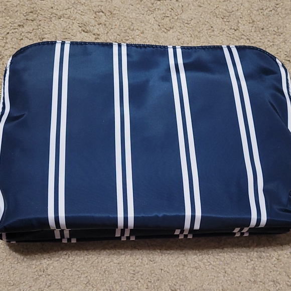 FREE TARTAN AND TWINE COSMETICS BAG WITH ANY BEAUTY PURCHASE OF $50 OR MORE - Picture 1 of 3